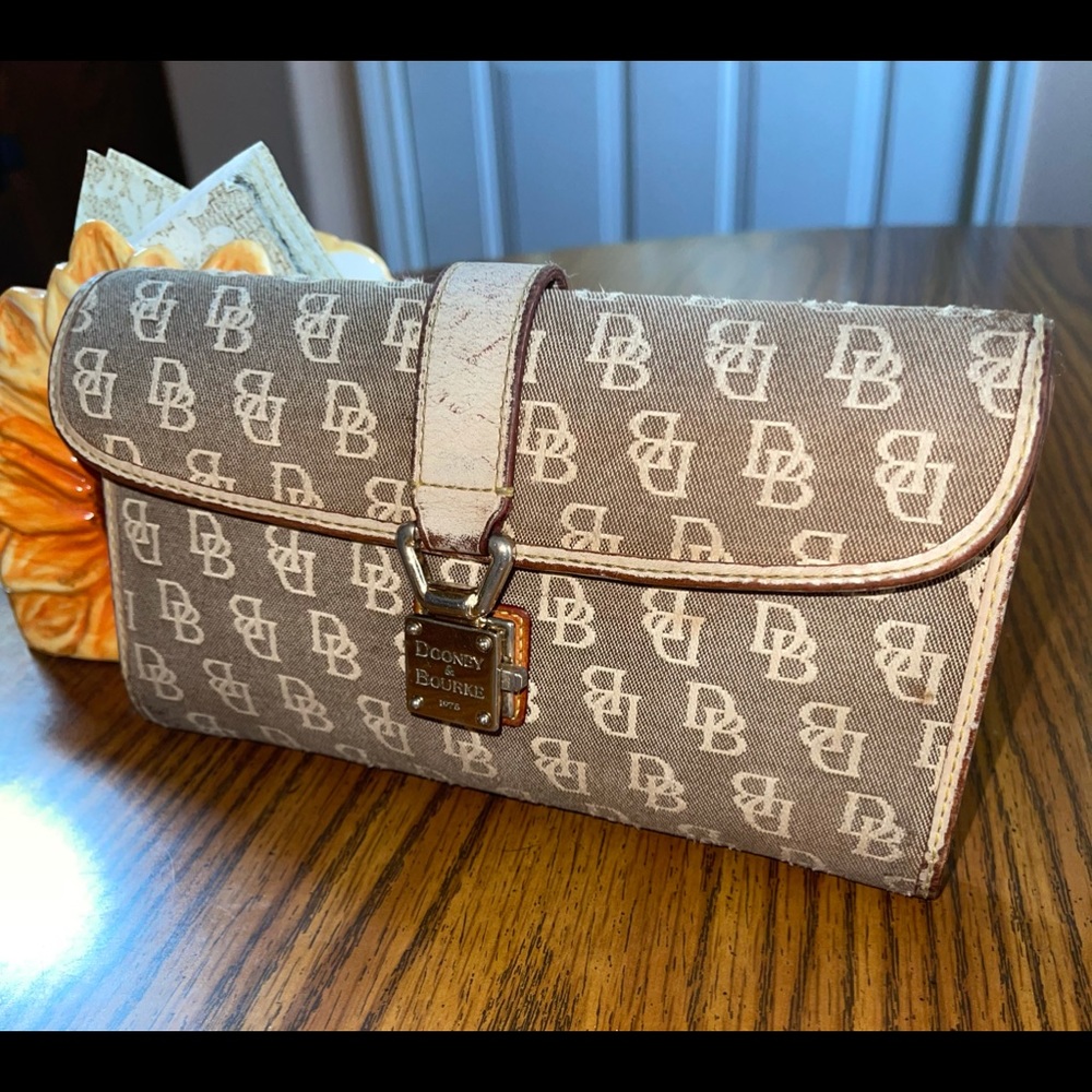 Dooney & Bourne signature Wallet
